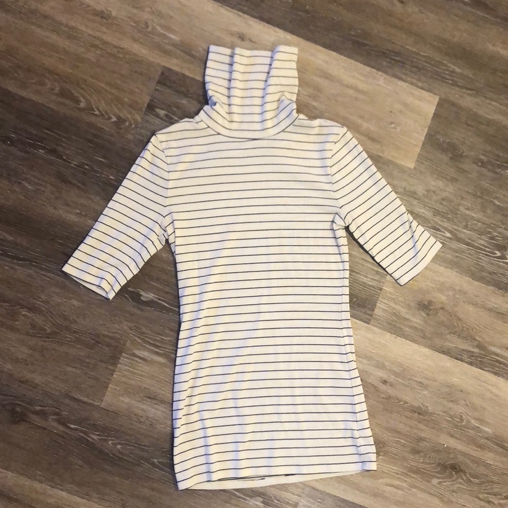 Striped light turtle neck